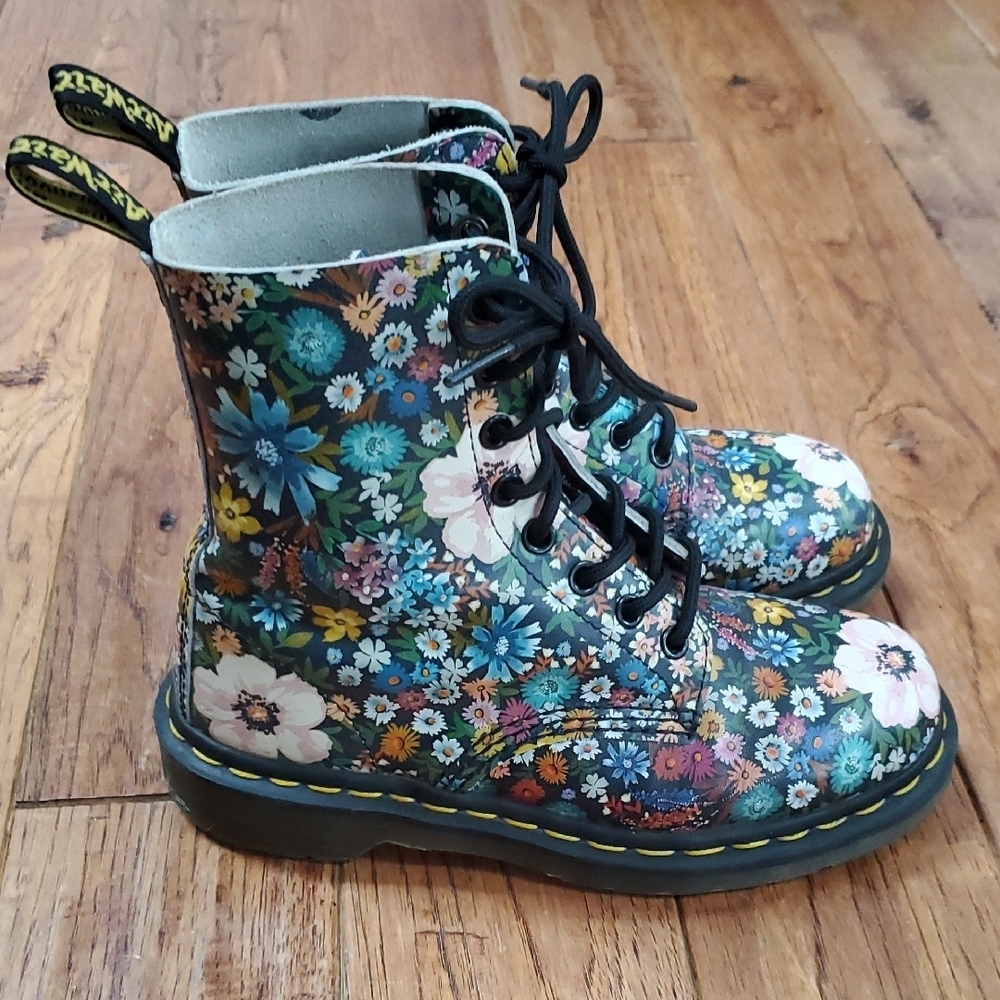 Dr. Martens Wanderlust Pascal Floral 8 Hole Boots
